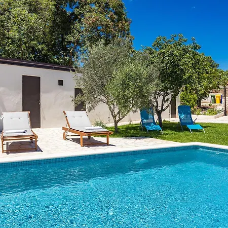 Vila Casa Mirna For 7 People Near Pula With Sea View & Only 2 Km From The Sea Peruški